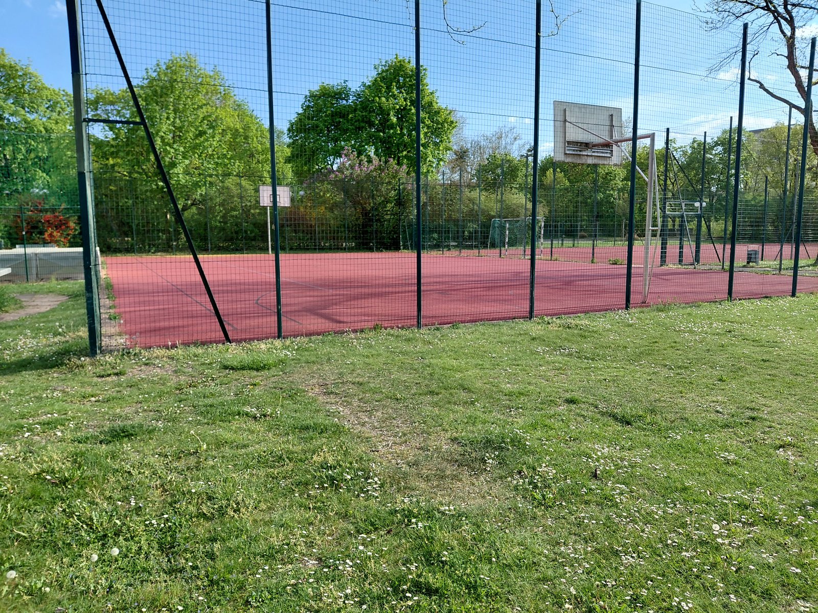 Sportplatz und Ballspielplätze im Freien